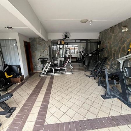 Casa Quintal Bueno! 5 Quartos Com Ar Split E Internet Ultra! Perto Do Melhor De Goiania! Marista Parques Areiao E Vaca Brava Hospital Premium Mater Dei Blue Fit Perdomo Goiania Shopping! Exterior photo